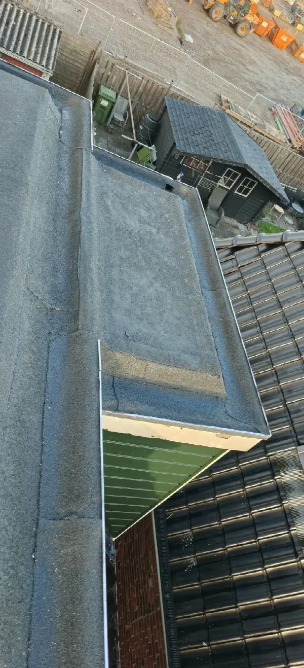 Plat dak isoleren en renoveren Delfzijl