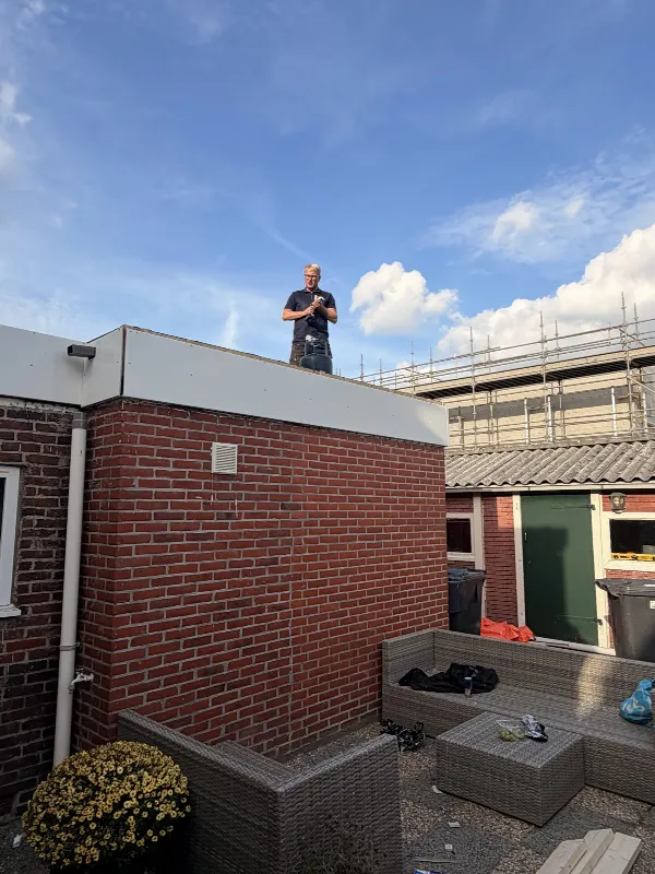Plat dak isoleren en renoveren Delfzijl
