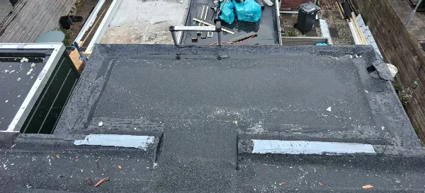 Plat dak isoleren en renoveren Delfzijl