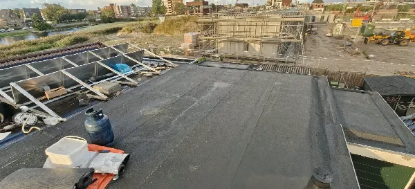 Plat dak isoleren en renoveren Delfzijl