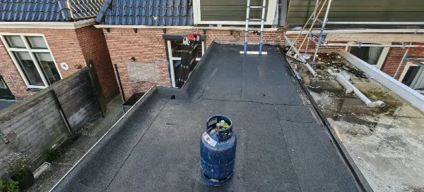 Plat dak isoleren en renoveren Delfzijl